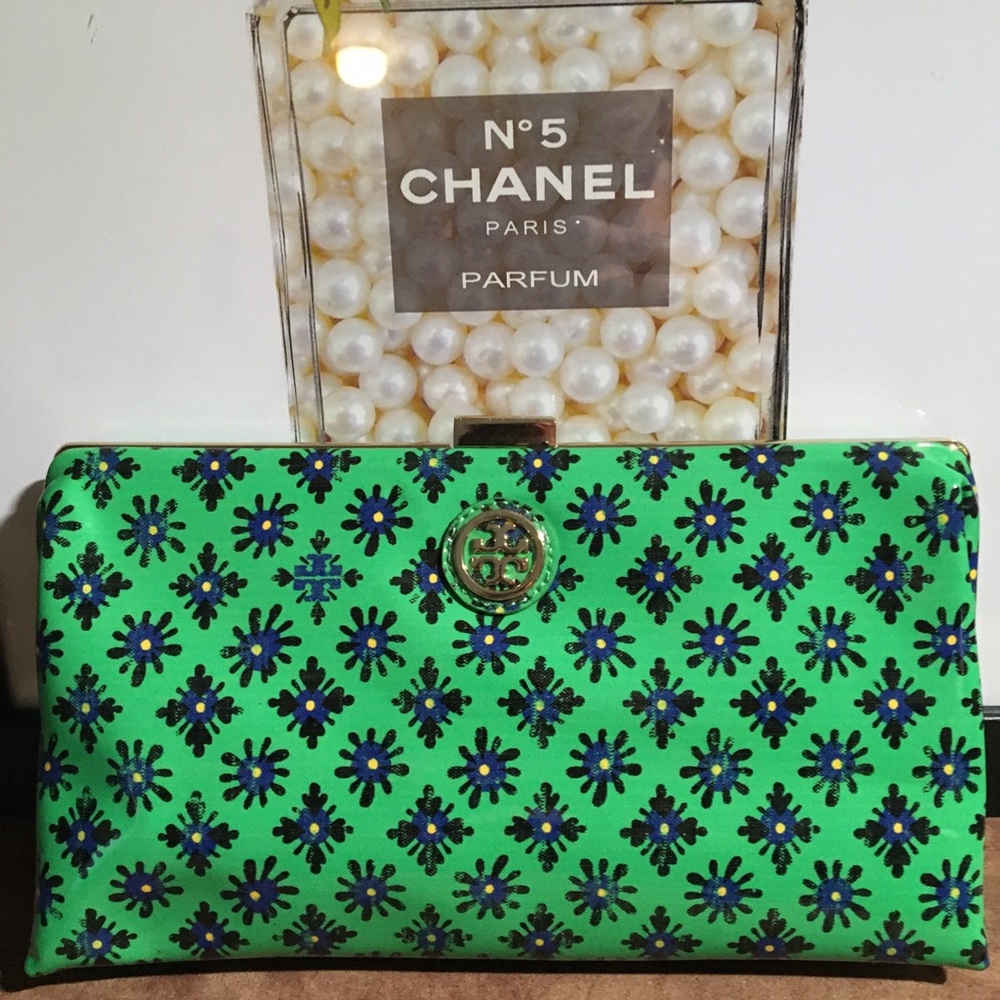 TORY BURCH PRE-LOVED AUTHENTIC TORY NAVY & GREEN GENUINE PATENT LEATHER CLUTCH